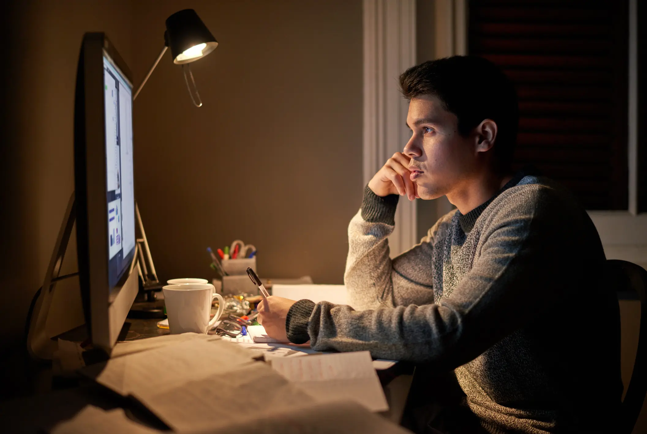 Cropped shot of a young student studying late into the nighthttp://195.154.178.81/DATA/i_collage/pi/shoots/804515.jpg